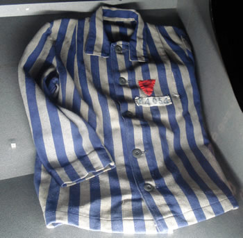 uniforme dels pressoners, Museu del Memorial de la IIGM a Caen "il.lustració"